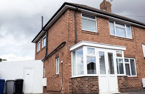 Burton Latimer Casa | Large 4 Bedroom Property driveway & 3 bathrooms
