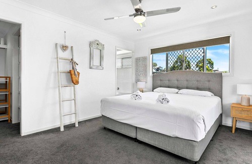 River Heads Casa | Large 4 Bedroom Home Walking Distance to Beach