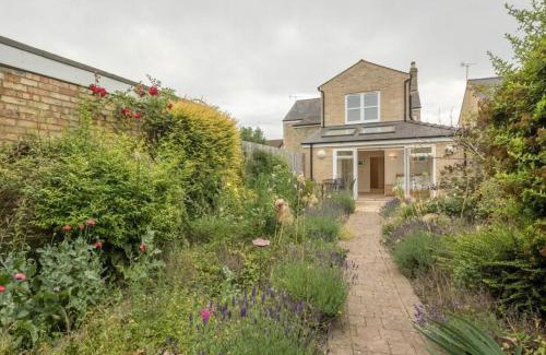 Cambridge Casa | LARGE 4 bedroom Home with Garden and Free Parking