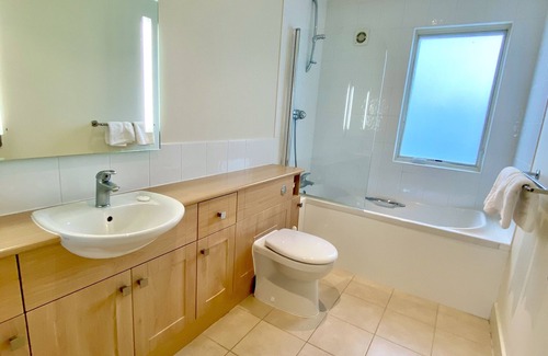 South Cerney Cabina | Large 4 Bedroom Lakeside Holiday lodge in the Cotswold. Sleeps 8-10