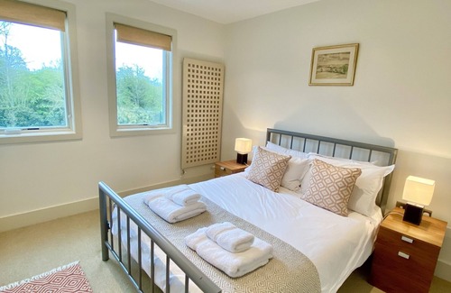 South Cerney Cabina | Large 4 Bedroom Lakeside Holiday lodge in the Cotswold. Sleeps 8-10