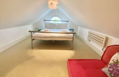 South Cerney Cabina | Large 4 Bedroom Lakeside Holiday lodge in the Cotswold. Sleeps 8-10