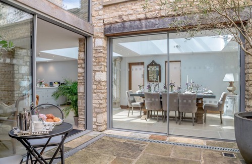 Burford Cabaña | Large 4 bedroom luxury holiday home in the Cotswolds for 10 guests - The Brewery