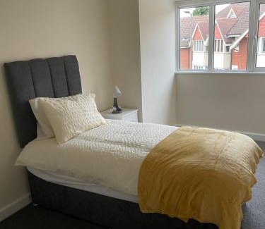 Bedford Apartamento | Large 4 Bedroom Sleeps 8, Spacious Apartment for Contractors and Holidays near Bedford Centre - 1 FREE PARKING SPACE & FREE WIFI