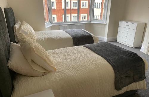 Bedford Apartamento | Large 4 Bedroom Sleeps 8, Spacious Apartment for Contractors and Holidays near Bedford Centre - 1 FREE PARKING SPACE & FREE WIFI