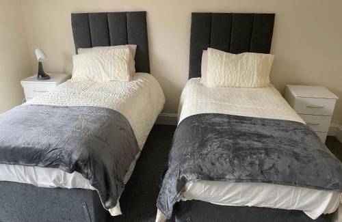 Bedford Apartamento | Large 4 Bedroom Sleeps 8, Spacious Apartment for Contractors and Holidays near Bedford Centre - 1 FREE PARKING SPACE & FREE WIFI