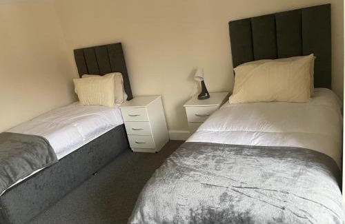 Bedford Apartamento | Large 4 Bedroom Sleeps 8, Spacious Apartment for Contractors and Holidays near Bedford Centre - 1 FREE PARKING SPACE & FREE WIFI