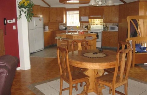 Notre-Dame-de-Pontmain Cabaña | Large 4-season waterfront cottage