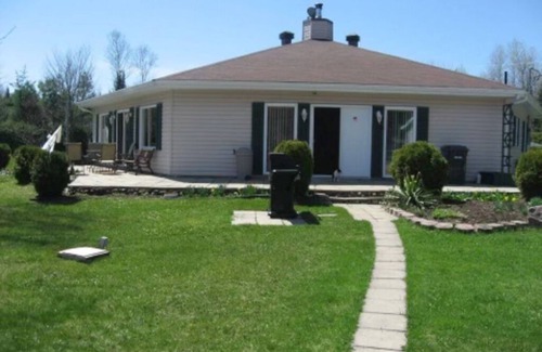Notre-Dame-de-Pontmain Cabaña | Large 4-season waterfront cottage