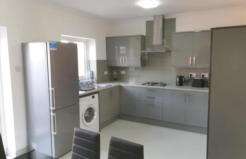 Slough Apartamento | Large 4bed house up to 7beds parking Slough Train Station