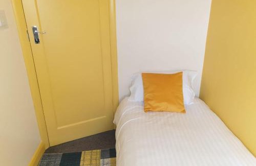 Slough Apartamento | Large 4bed house up to 7beds parking Slough Train Station