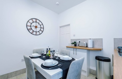 Chorlton-on-Medlock Casa | *Large 4BR House* | Pool Table | Free Parking | PS4 + Games | Desk Space