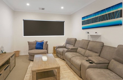 Falcon Casa | Large 4brm Family Home short walk to Avalon Beach