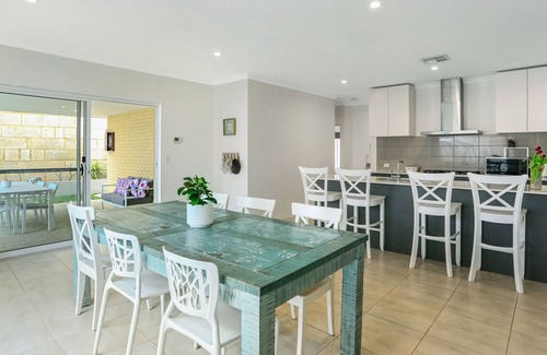 Falcon Casa | Large 4brm Family Home short walk to Avalon Beach