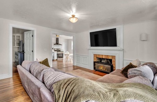 Medina Casa | Large 5/4 near Medina Square & Industrial Parks!