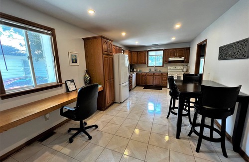 Harrow Casa | Large 5 Bed Family Home w/ Indoor Swimming Pool!