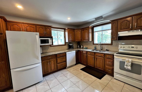Harrow Casa | Large 5 Bed Family Home w/ Indoor Swimming Pool!