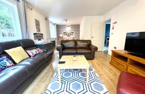 Stansted Casa | Large 5 bed detached house near Stansted Airport with Parking for 2 vehicles! Stansted Stays