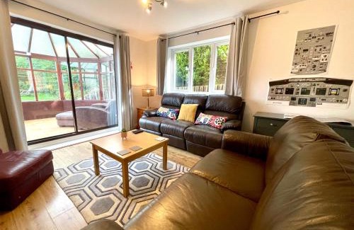 Stansted Casa | Large 5 bed detached house near Stansted Airport with Parking for 2 vehicles! Stansted Stays