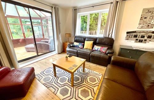 Stansted Casa | Large 5 bed detached house near Stansted Airport with Parking for 2 vehicles! Stansted Stays
