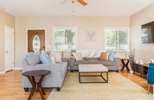 Como Casa | LARGE 5 Bed Lake Geneva Home 4 Blocks from Lake!