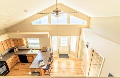 Como Casa | LARGE 5 Bed Lake Geneva Home 4 Blocks from Lake!