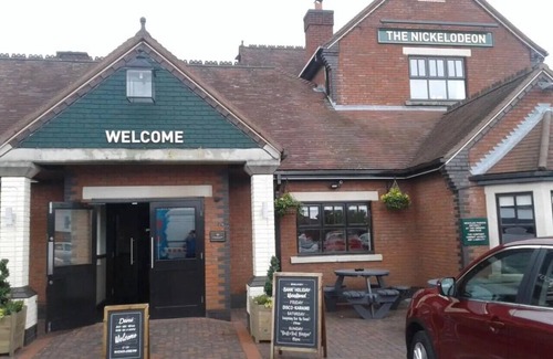 Wolverhampton Casa | Large 5 Bed Retreat for Large Groups & Families with Parking
