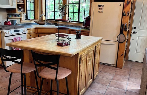 Long Barn Cabina | Large 5-bedroom cabin in Cold Springs w/WiFi near Dodge Ridge & Pinecrest Lake