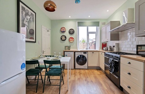 Northampton Casa | Large 5 Bedroom House - City Centre - Free Parking