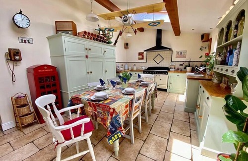 Wimborne Cabaña | Large 5 Bedroom Thatched Cottage - Great Location!