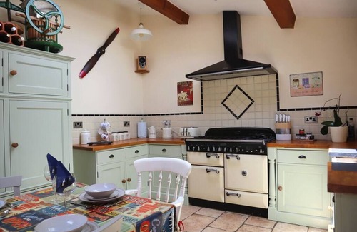 Wimborne Cabaña | Large 5 Bedroom Thatched Cottage - Great Location!