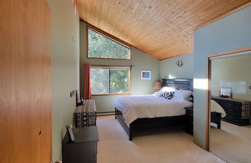 Gibsons Casa | Large 5BR family home w/hot tub, trampoline. Pet friendly! Close to park/beaches