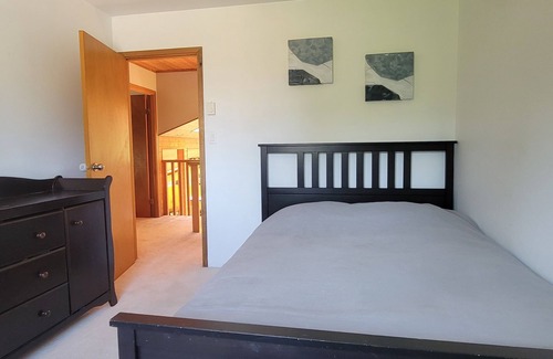 Gibsons Casa | Large 5BR family home w/hot tub, trampoline. Pet friendly! Close to park/beaches