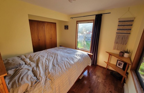 Gibsons Casa | Large 5BR family home w/hot tub, trampoline. Pet friendly! Close to park/beaches