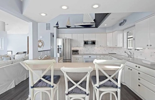 Avalon Casa | Large 6 bedroom,7.5 bath house in Avalon, NJ-POOL & Ocean Views- 3rd from beach