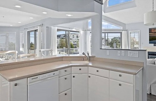 Avalon Casa | Large 6 bedroom,7.5 bath house in Avalon, NJ-POOL & Ocean Views- 3rd from beach