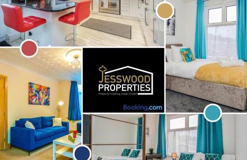 Luton Casa | Large 6 Bedroom Contractor House by Jesswood Properties ShortLets For Groups, Business And Leisure With Free Parking, Wifi and Pool Table