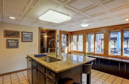 Portage Villa | Large 6 bedroom Villa Near The Wisconsin Dells, Devils Lake, Cascade And More