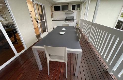 Coffs Harbour Casa | Large 6 room 12person coastal home mins to anywhere around Coffs, fully equipped