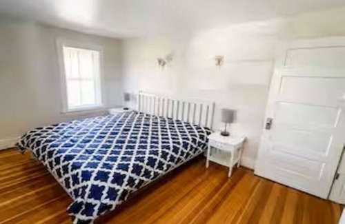 Solon Mills Casa | Large 6Bd/3.5Ba Lake-Front Group Retreat