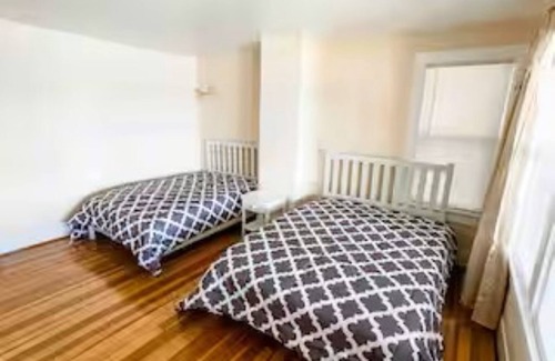 Solon Mills Casa | Large 6Bd/3.5Ba Lake-Front Group Retreat