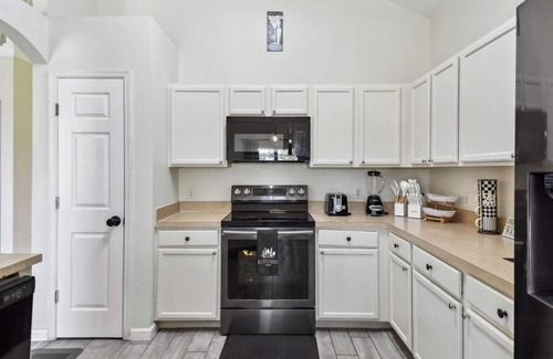 West Kissimmee Casa | Large 6BR Family Home w Pool, Hot Tub & Games Room