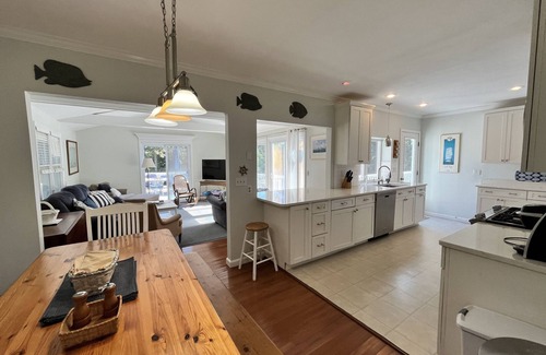 Cotuit Casa | Large 7 bedroom, 5 bath house one and a half blocks from the beach