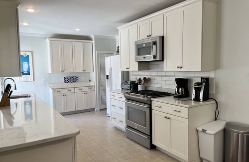 Cotuit Casa | Large 7 bedroom, 5 bath house one and a half blocks from the beach