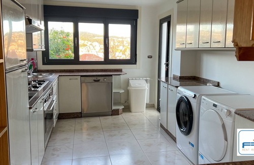 Vigo Casa | Large 9-bedroom house, Cabral.