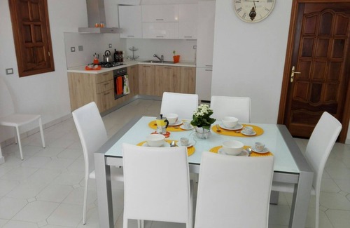 Cipressa Apartamento | Large accommodation with three rooms and garden with sea view
