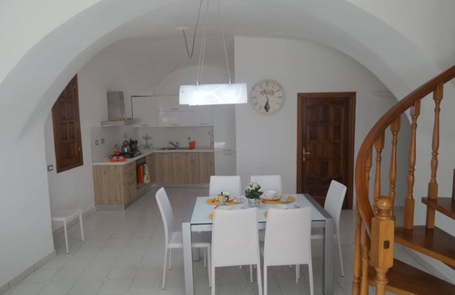 Cipressa Apartamento | Large accommodation with three rooms and garden with sea view