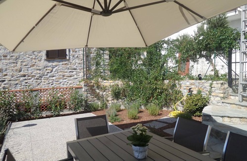 Cipressa Apartamento | Large accommodation with three rooms and garden with sea view