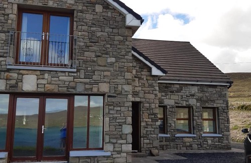 Achill Sound Casa | Large Achill Island Holiday Home with panoramic sea views F28 Y576 - 3 Bedrooms Sleeps 8 - situated close to The Banshees of Inisherin Pub location
