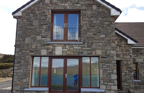 Achill Sound Casa | Large Achill Island Holiday Home with panoramic sea views F28 Y576 - 3 Bedrooms Sleeps 8 - situated close to The Banshees of Inisherin Pub location